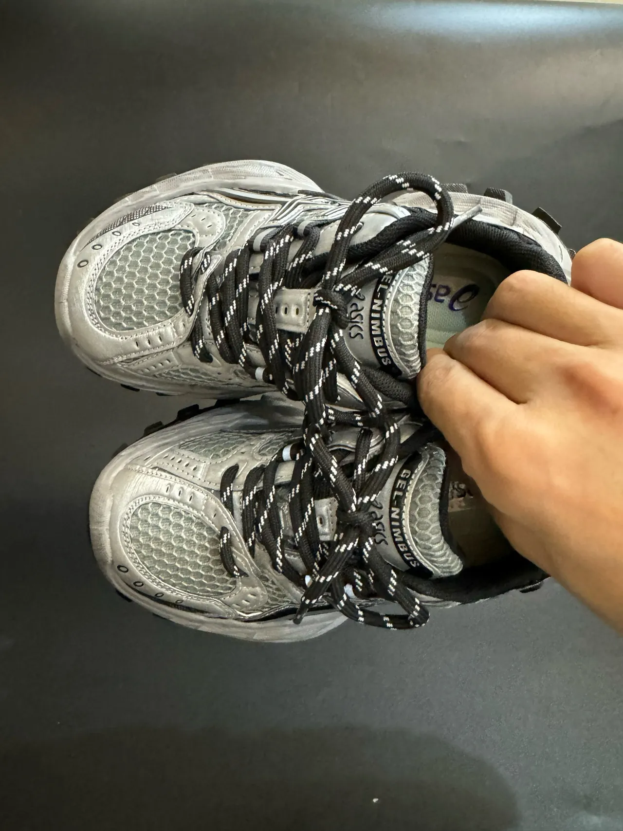 ASICS Plata Rojo Silueta Gruesa Malla y Recubrimiento Sintético Sneakers Lifestyle 9