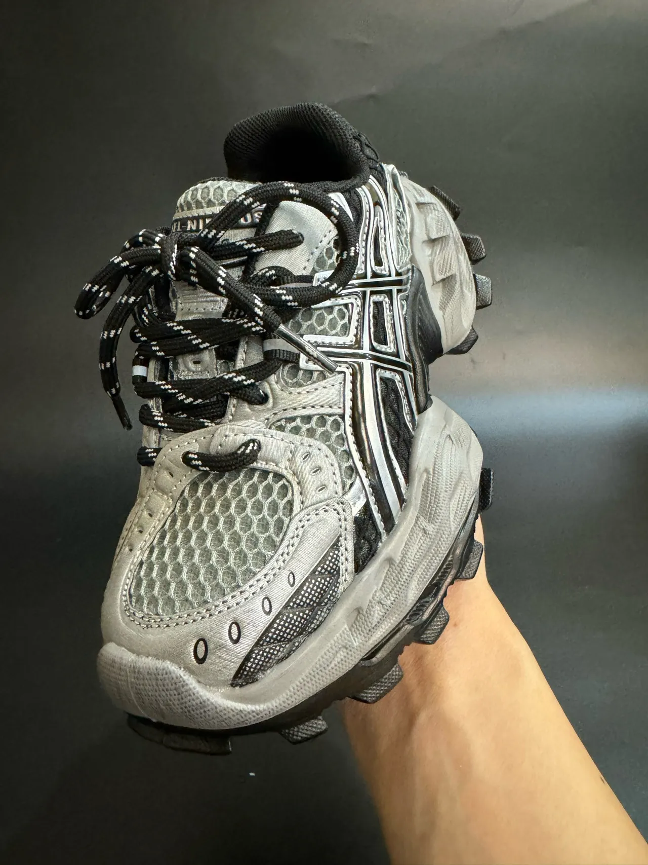 ASICS Plata Rojo Silueta Gruesa Malla y Recubrimiento Sintético Sneakers Lifestyle 11