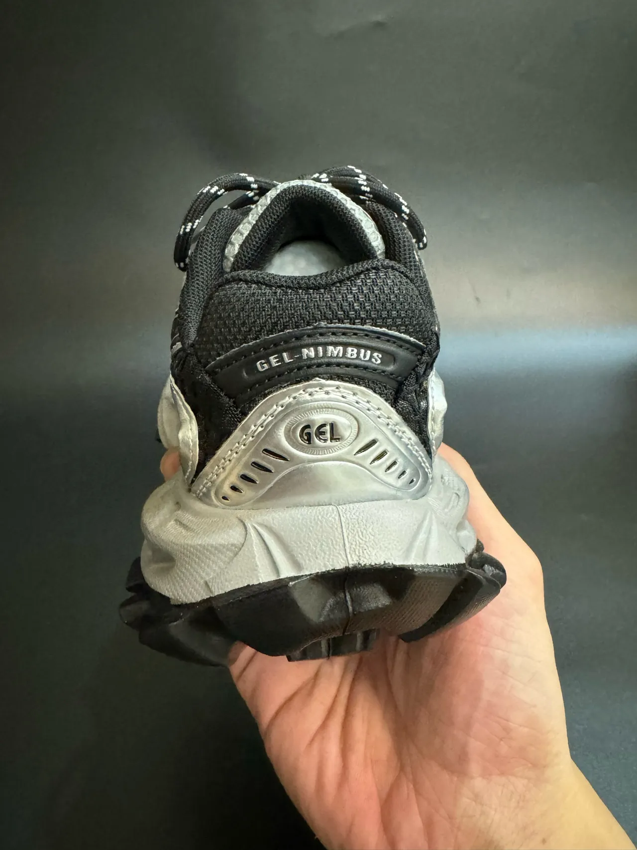 ASICS Plata Rojo Silueta Gruesa Malla y Recubrimiento Sintético Sneakers Lifestyle 12