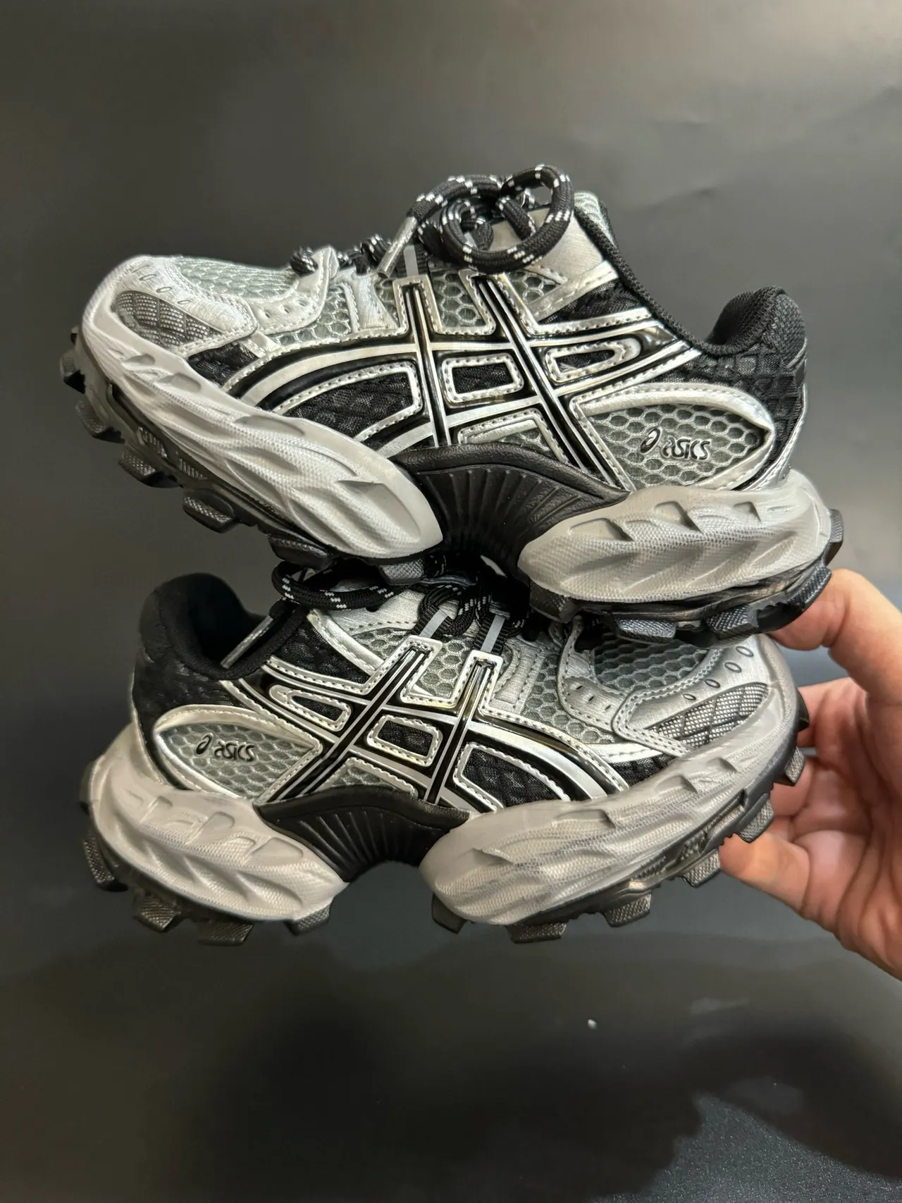 ASICS Plata Rojo Silueta Gruesa Malla y Recubrimiento Sintético Sneakers Lifestyle 13