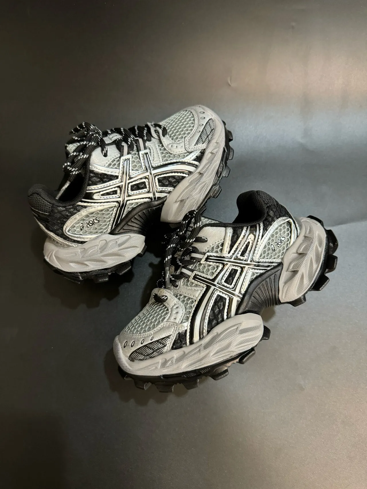 ASICS Plata Rojo Silueta Gruesa Malla y Recubrimiento Sintético Sneakers Lifestyle 14
