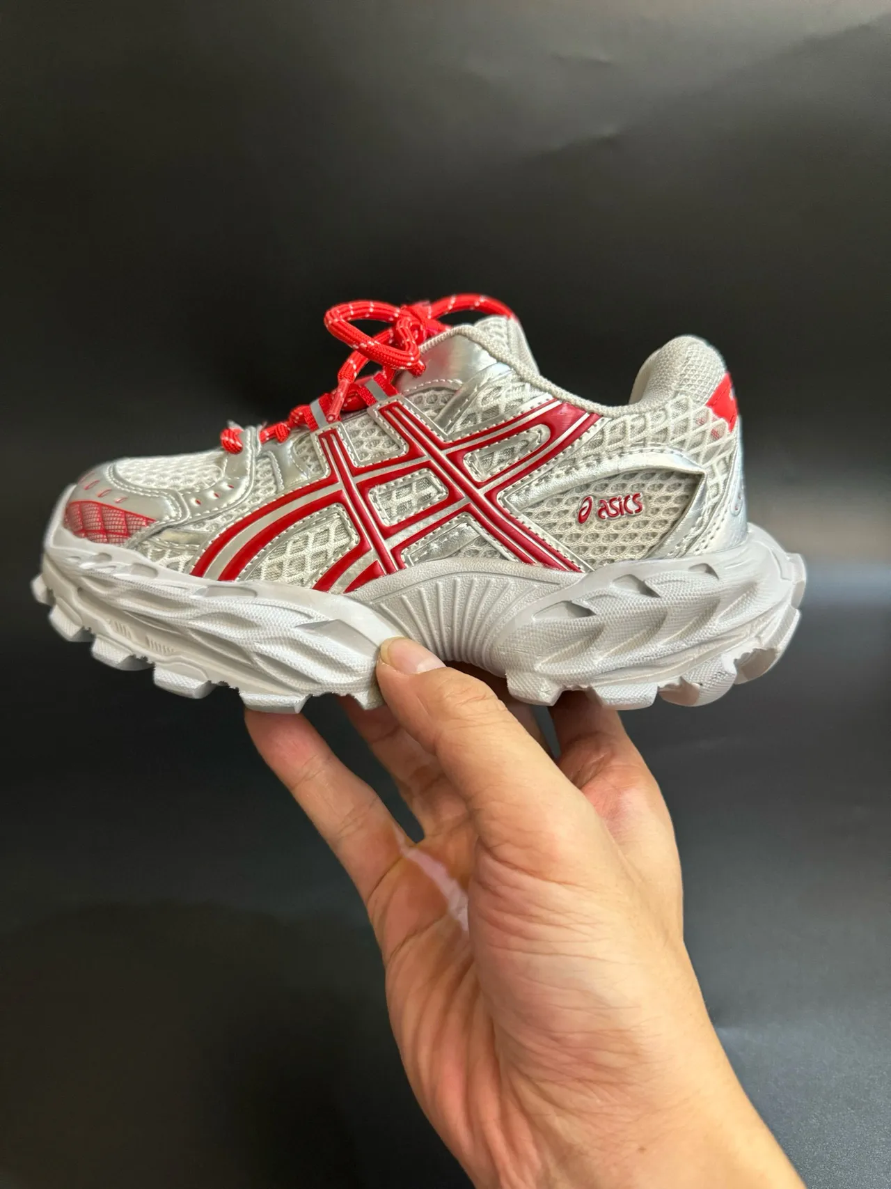 ASICS Plata Rojo Silueta Gruesa Malla y Recubrimiento Sintético Sneakers Lifestyle 15