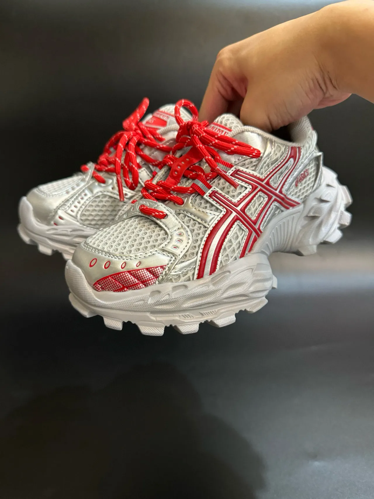 ASICS Plata Rojo Silueta Gruesa Malla y Recubrimiento Sintético Sneakers Lifestyle 16