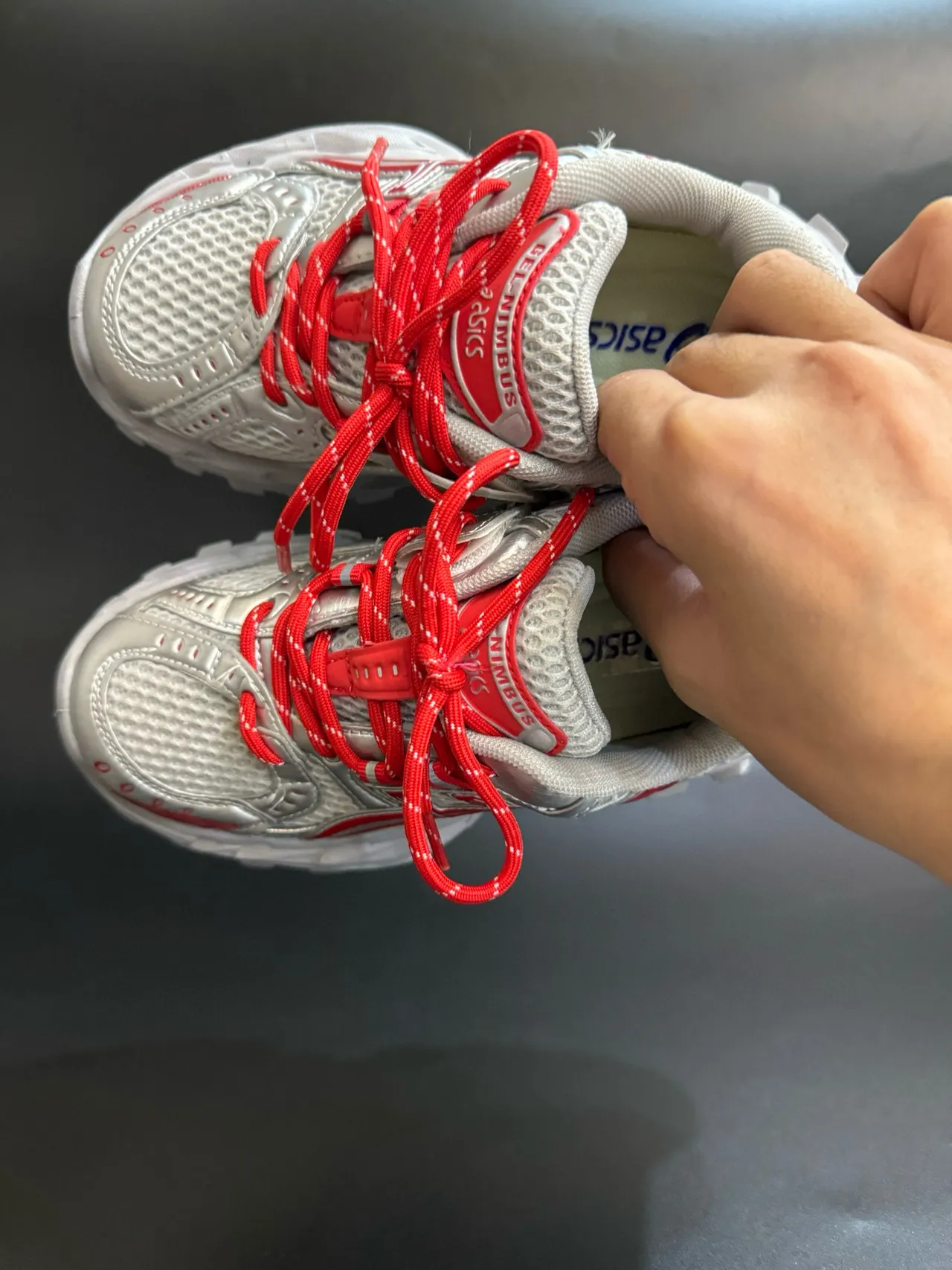 ASICS Plata Rojo Silueta Gruesa Malla y Recubrimiento Sintético Sneakers Lifestyle 17
