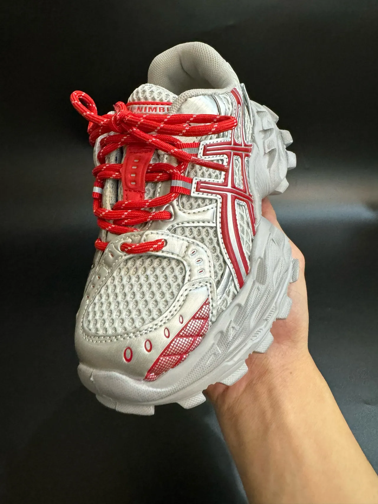 ASICS Plata Rojo Silueta Gruesa Malla y Recubrimiento Sintético Sneakers Lifestyle 18