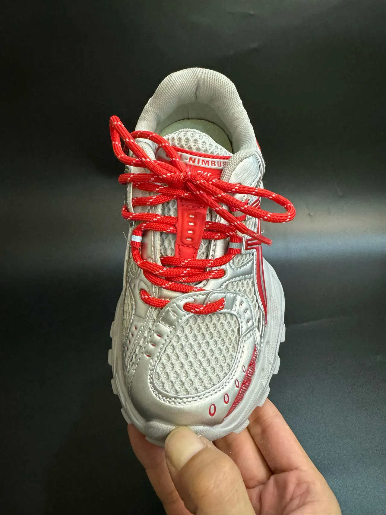 ASICS Plata Rojo Silueta Gruesa Malla y Recubrimiento Sintético Sneakers Lifestyle 19