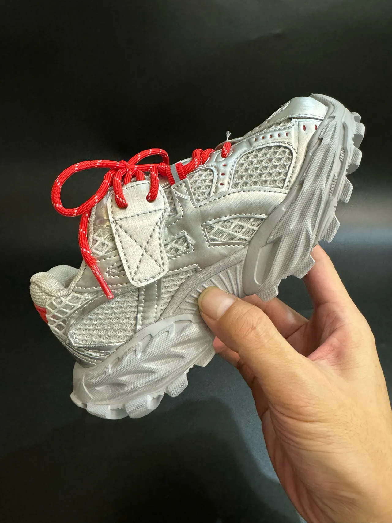 ASICS Plata Rojo Silueta Gruesa Malla y Recubrimiento Sintético Sneakers Lifestyle 20