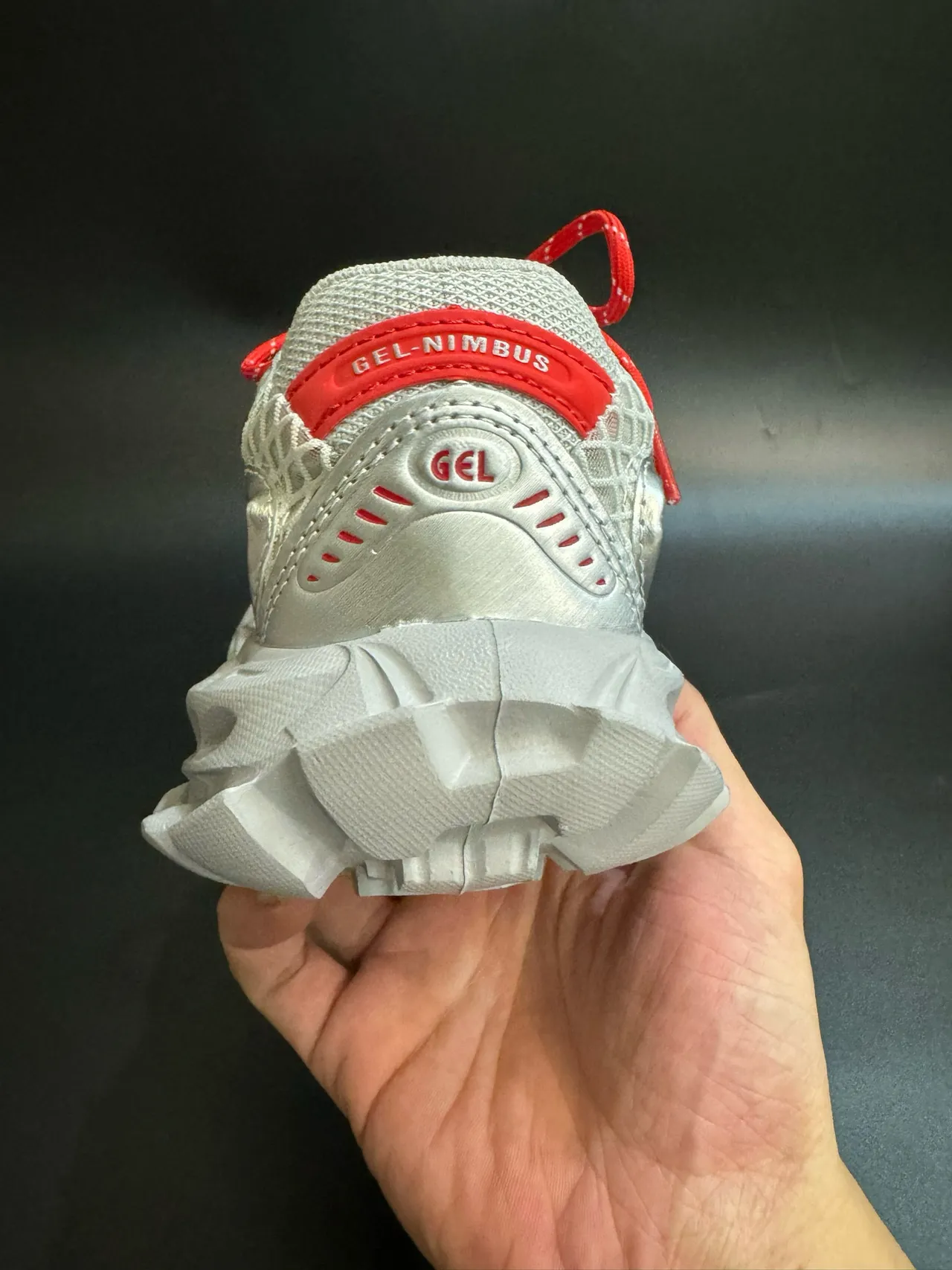 ASICS Plata Rojo Silueta Gruesa Malla y Recubrimiento Sintético Sneakers Lifestyle 21