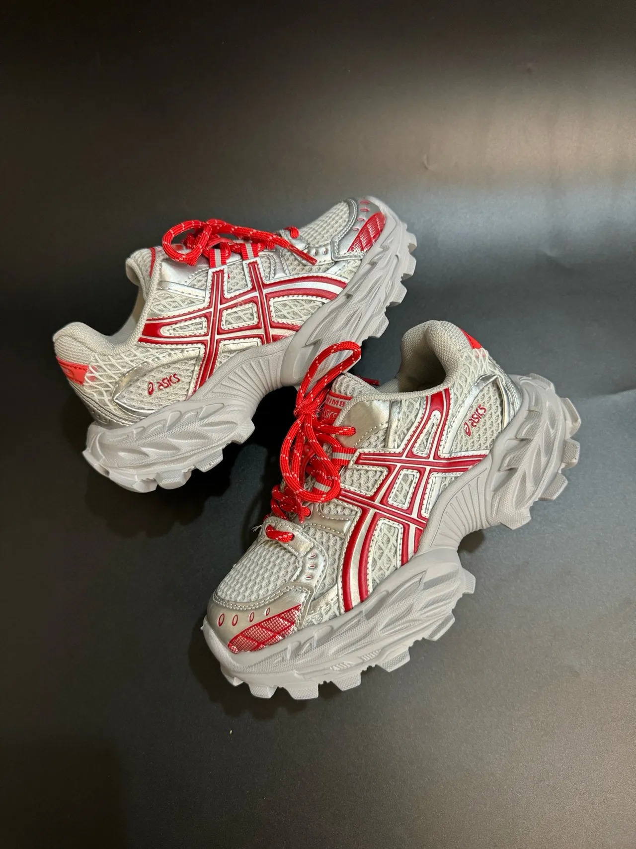 ASICS Plata Rojo Silueta Gruesa Malla y Recubrimiento Sintético Sneakers Lifestyle 22