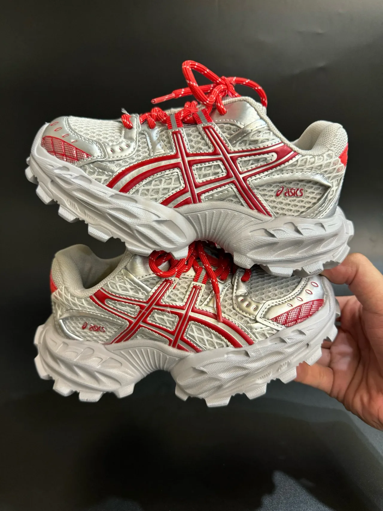 ASICS Plata Rojo Silueta Gruesa Malla y Recubrimiento Sintético Sneakers Lifestyle 23