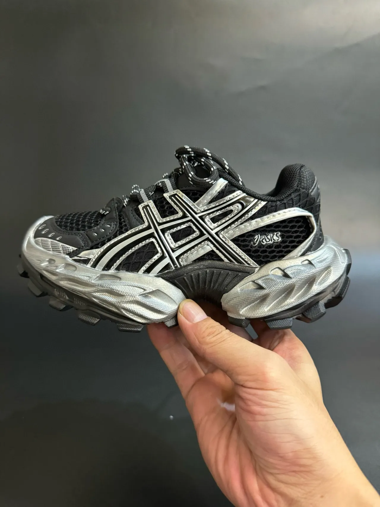 ASICS Plata Rojo Silueta Gruesa Malla y Recubrimiento Sintético Sneakers Lifestyle 24