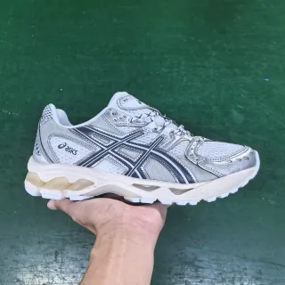 ASICS فضي أبيض معدني شبكي علوي مكشوف جيل كوشينينج أحذية الجري