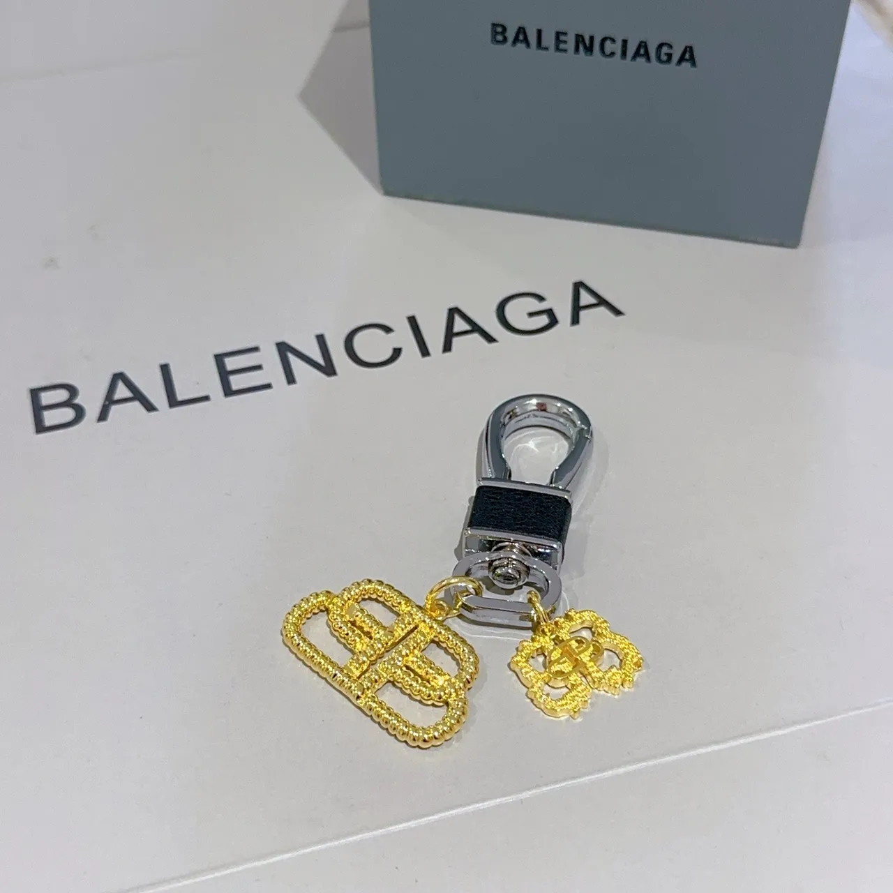 Balenciaga BB Charm Gold-Tone Dual Logo سلاسل المفاتيح سوار 3