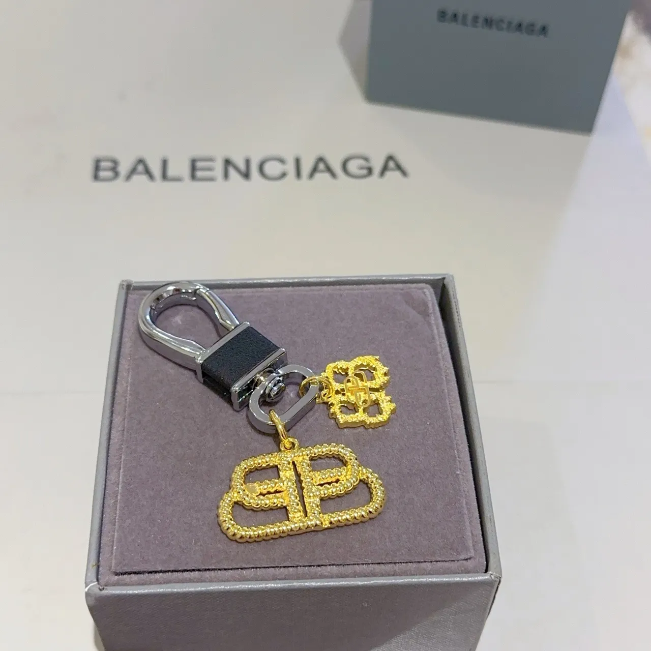 Balenciaga BB Charm Gold-Tone Dual Logo سلاسل المفاتيح سوار 4