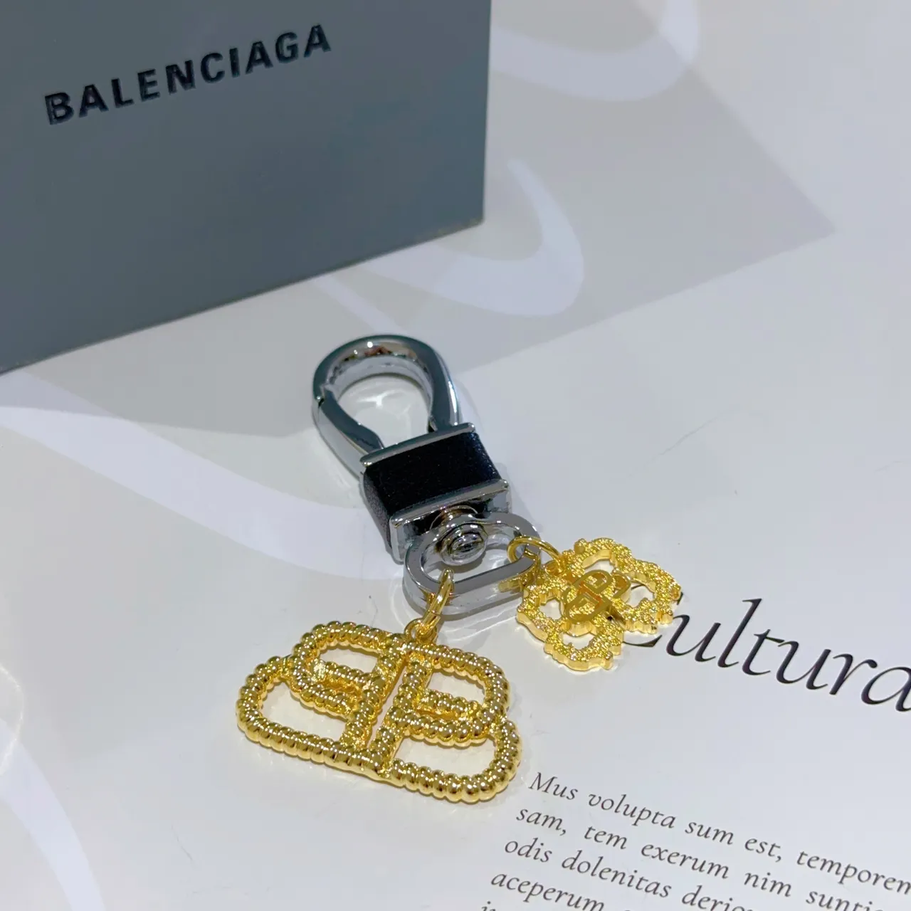 Balenciaga BB Charm Gold-Tone Dual Logo سلاسل المفاتيح سوار 5