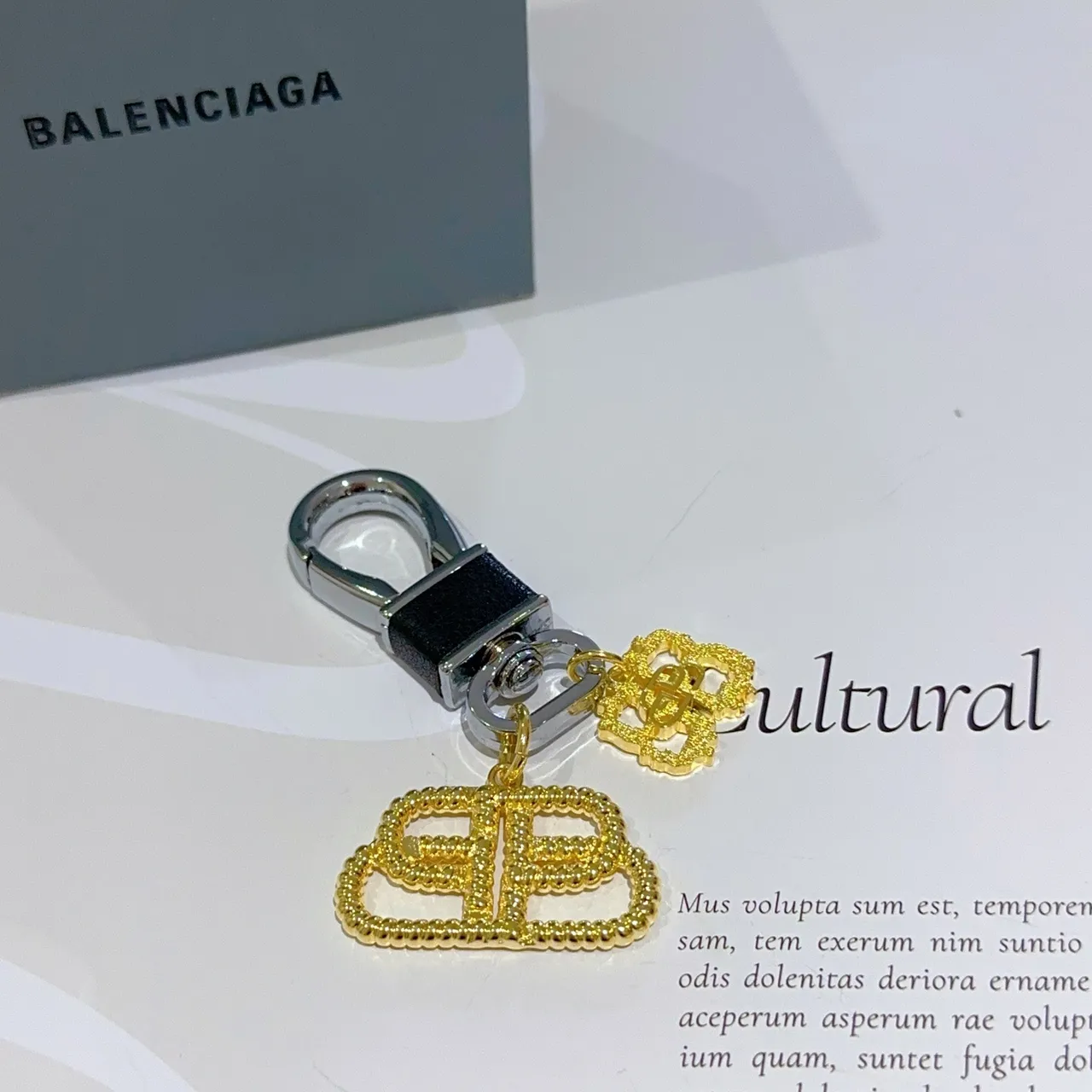 Balenciaga BB Charm Gold-Tone Dual Logo سلاسل المفاتيح سوار 6