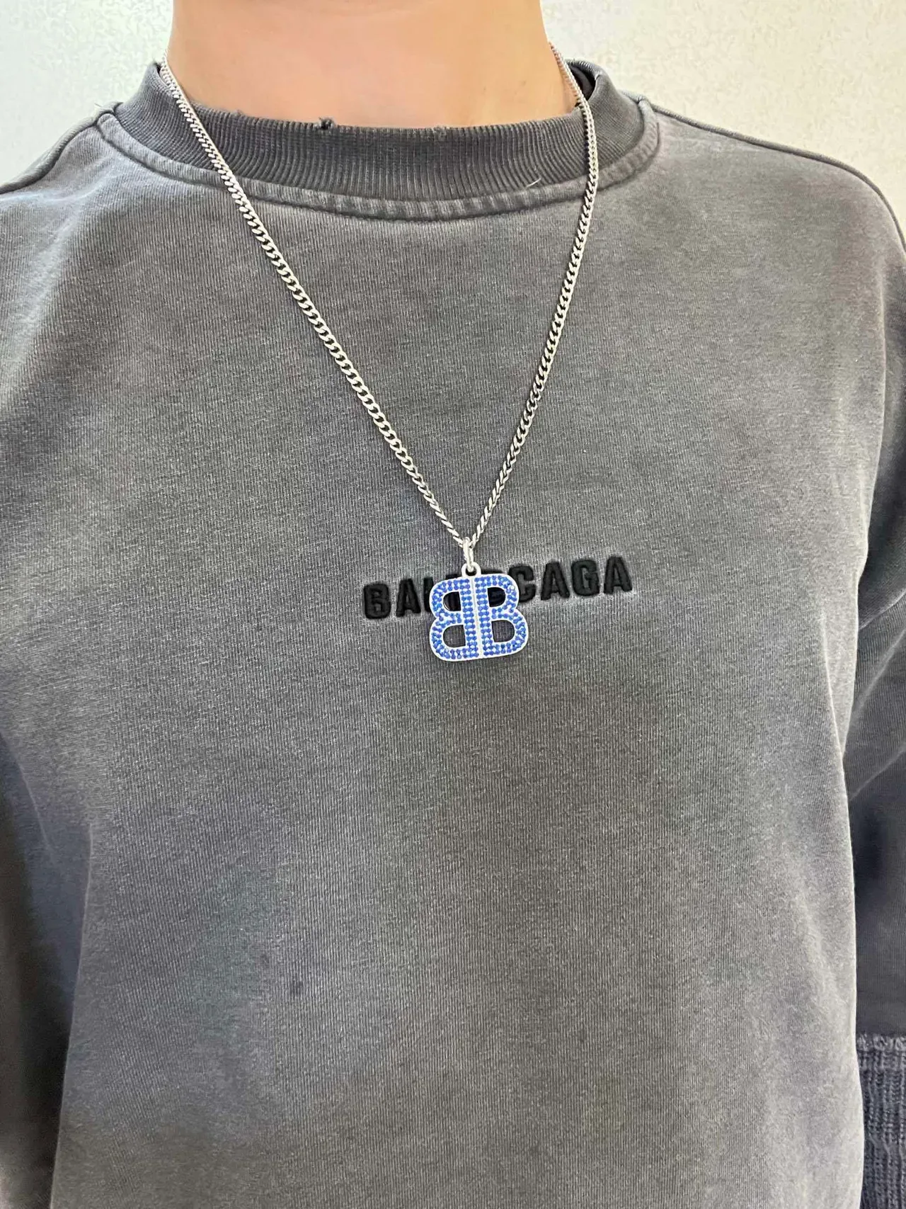 Balenciaga BB collar cadena curb-link plata azul cristales pavé 5