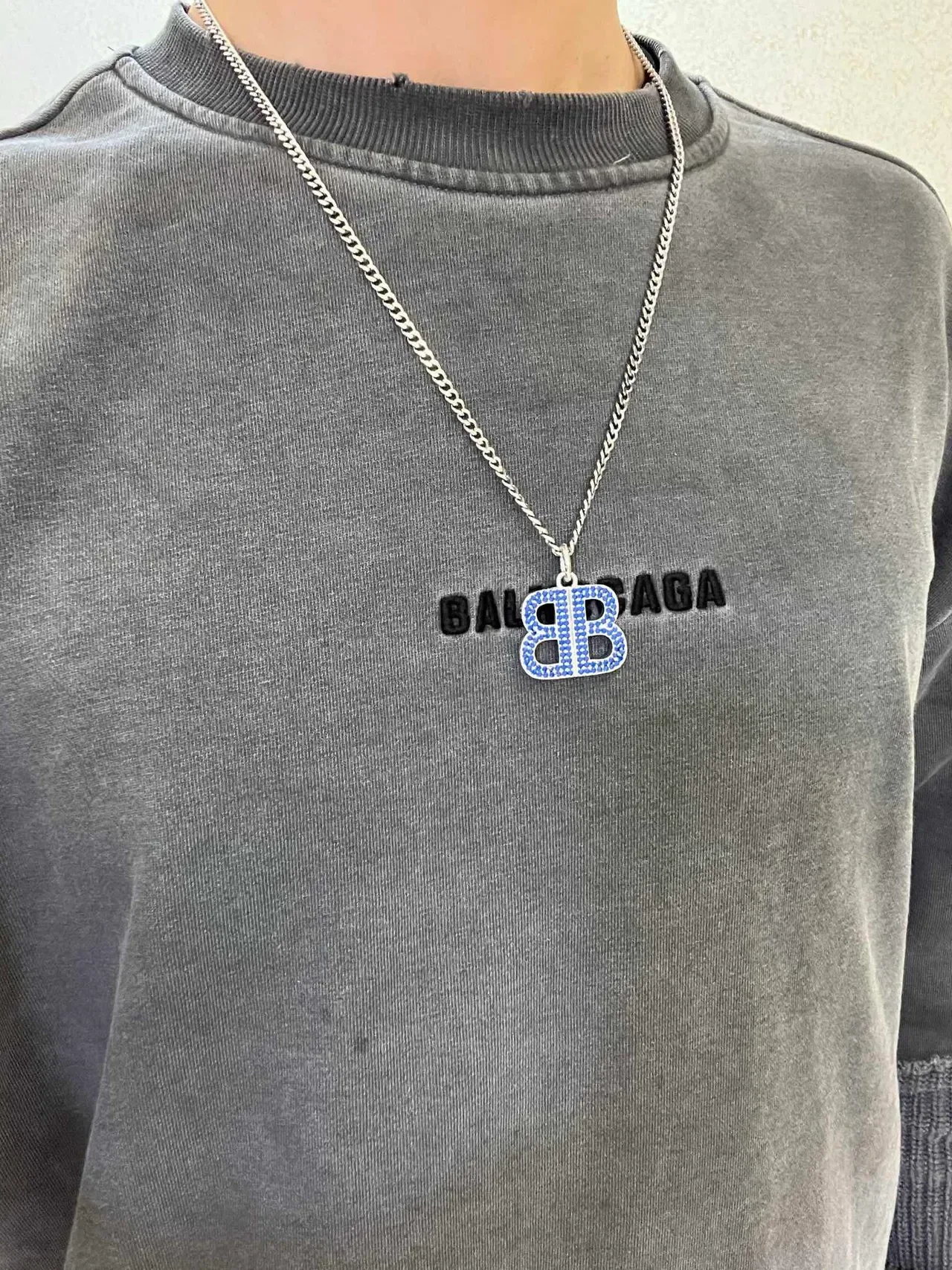 Balenciaga BB collar cadena curb-link plata azul cristales pavé 8