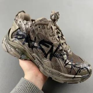 Balenciaga भूरा काला डीकंस्ट्रक्टेड ग्राफ़िटी पेंटेड चंकी स्नीकर