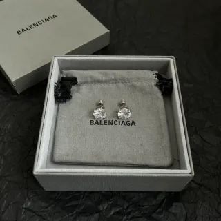 Balenciaga أقراط ستود بلون فضي مرصعة بالكريستال