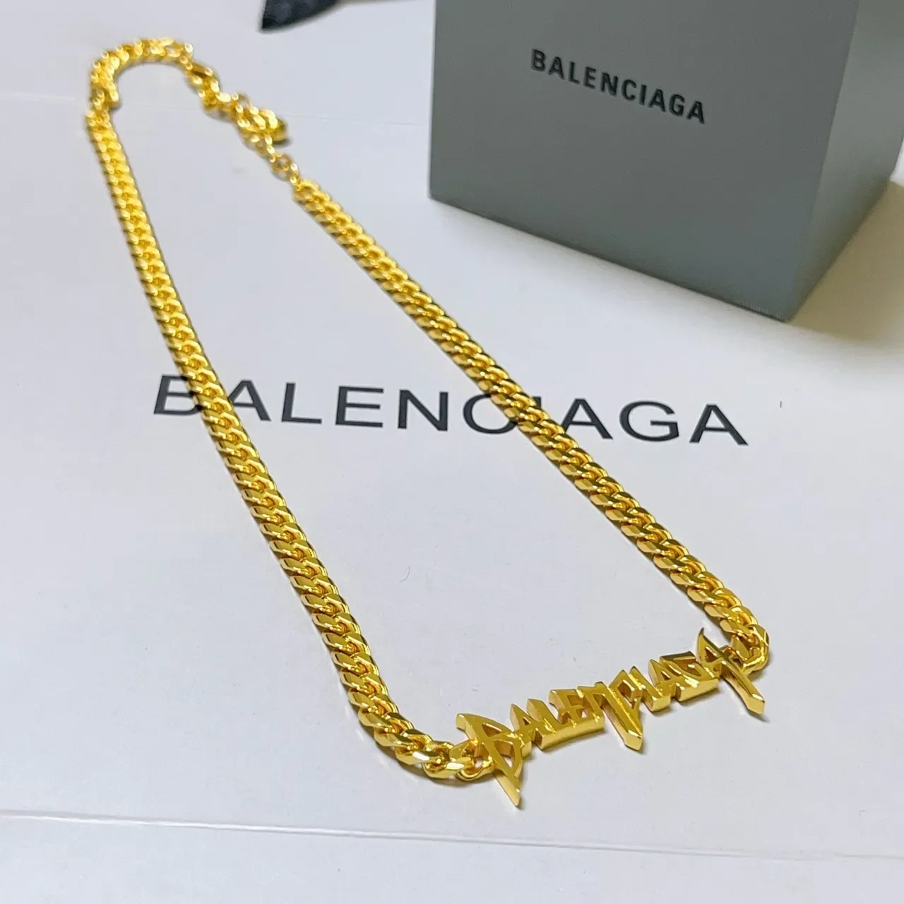 قلادة Balenciaga ذهبية سلسلة كيرب تشونكي بلوقو جرافيتي ستايل 2
