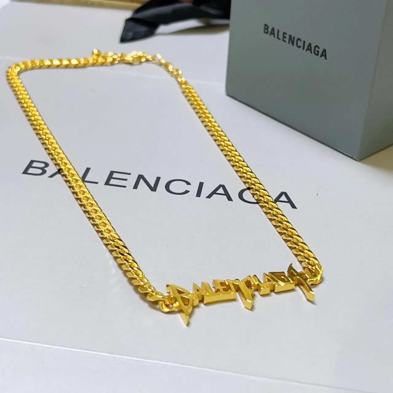 قلادة Balenciaga ذهبية سلسلة كيرب تشونكي بلوقو جرافيتي ستايل 4