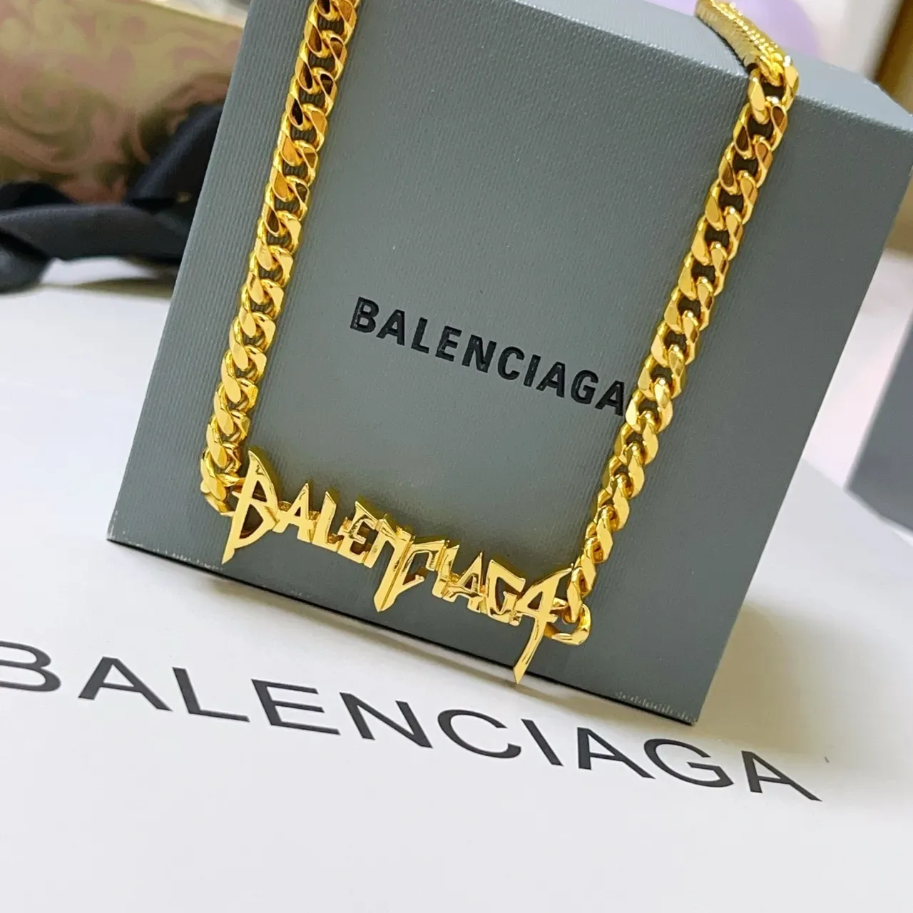 قلادة Balenciaga ذهبية سلسلة كيرب تشونكي بلوقو جرافيتي ستايل 6