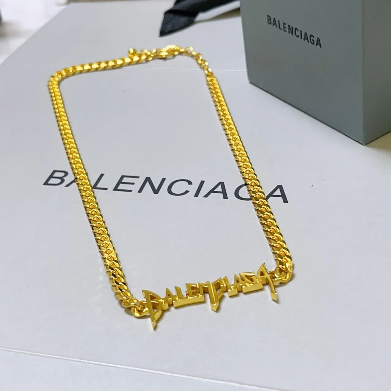قلادة Balenciaga ذهبية سلسلة كيرب تشونكي بلوقو جرافيتي ستايل 7