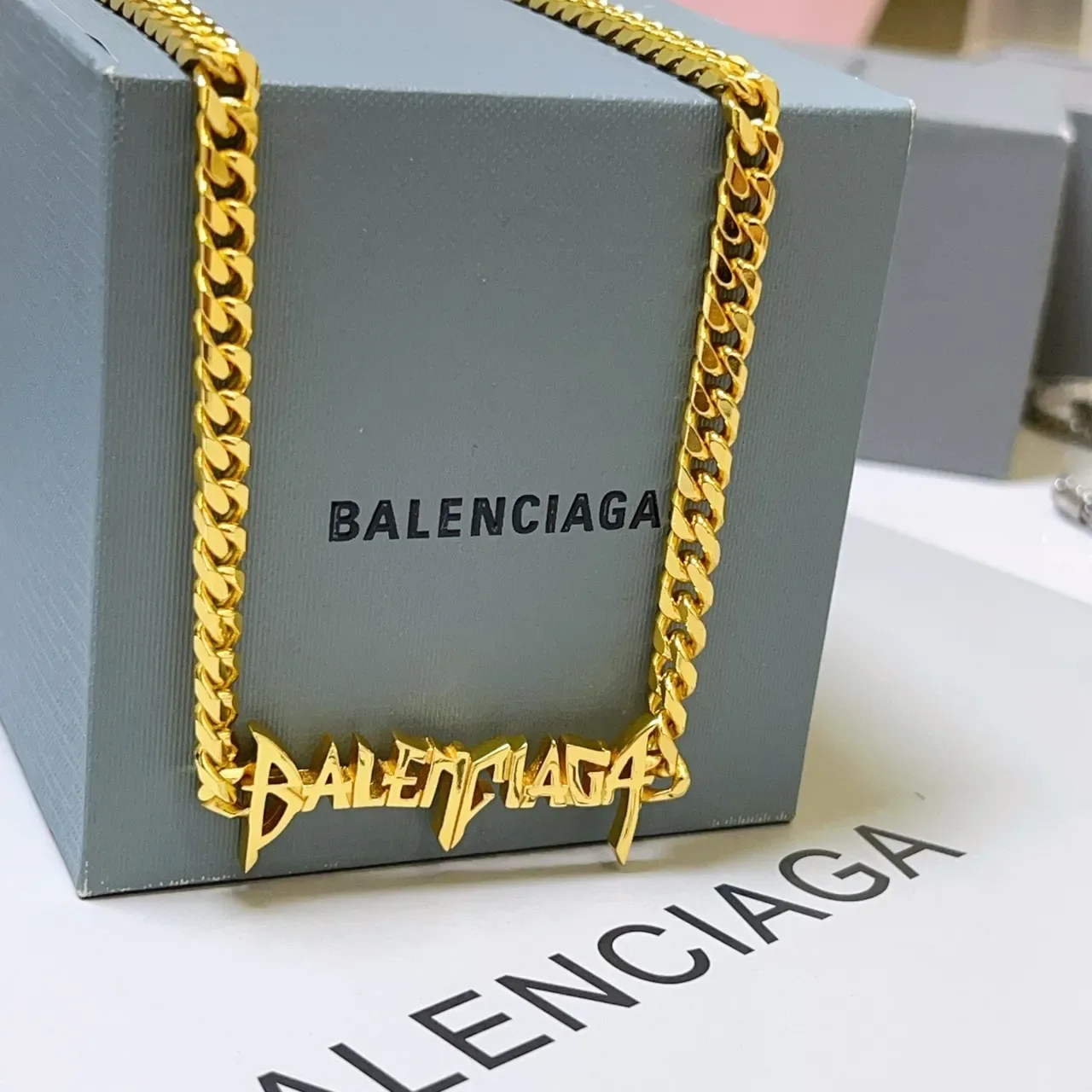 قلادة Balenciaga ذهبية سلسلة كيرب تشونكي بلوقو جرافيتي ستايل 8