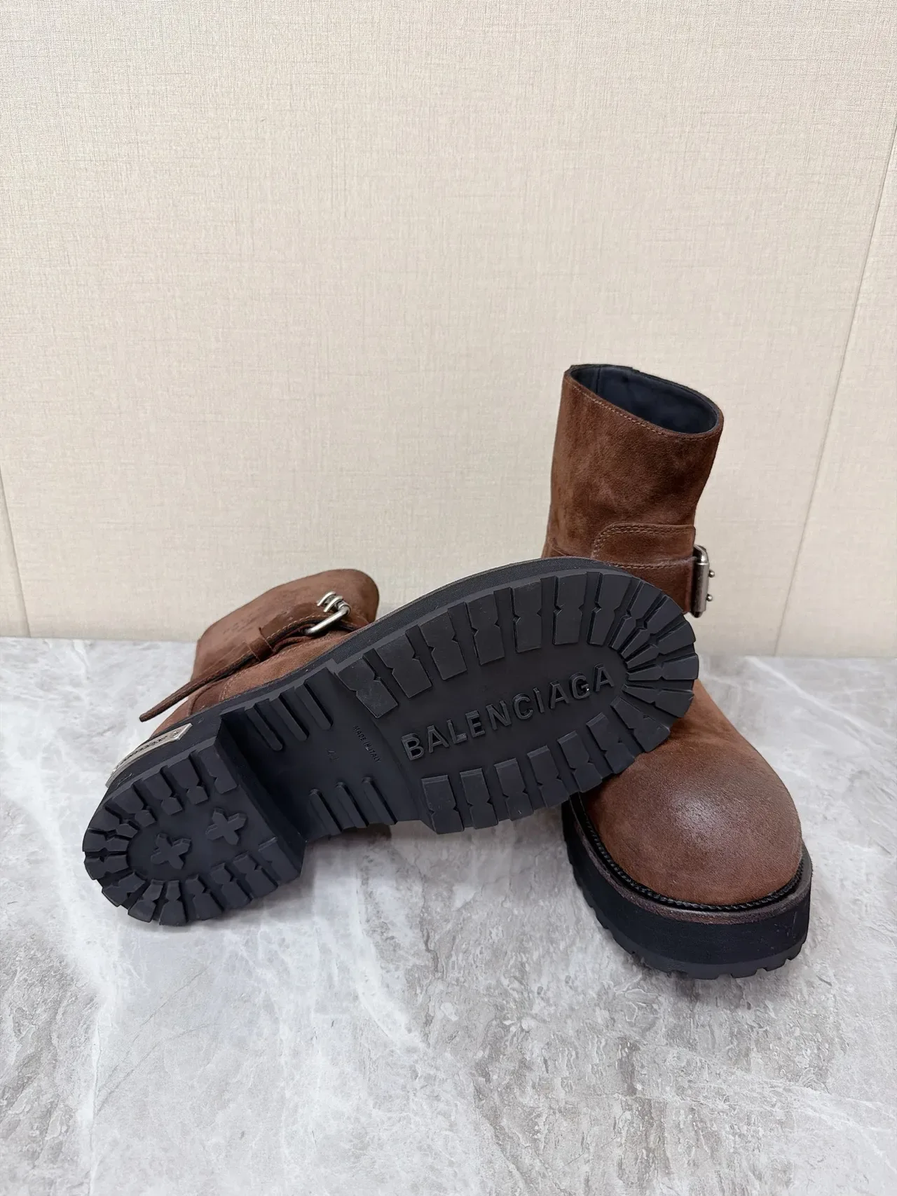 Balenciaga Le Cagole 棕色麂皮扣带踝靴 2