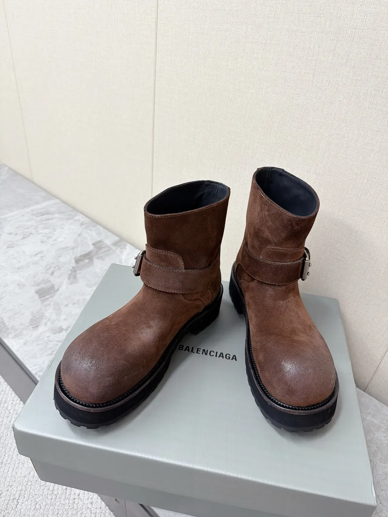 Balenciaga Le Cagole 棕色麂皮扣带踝靴 4