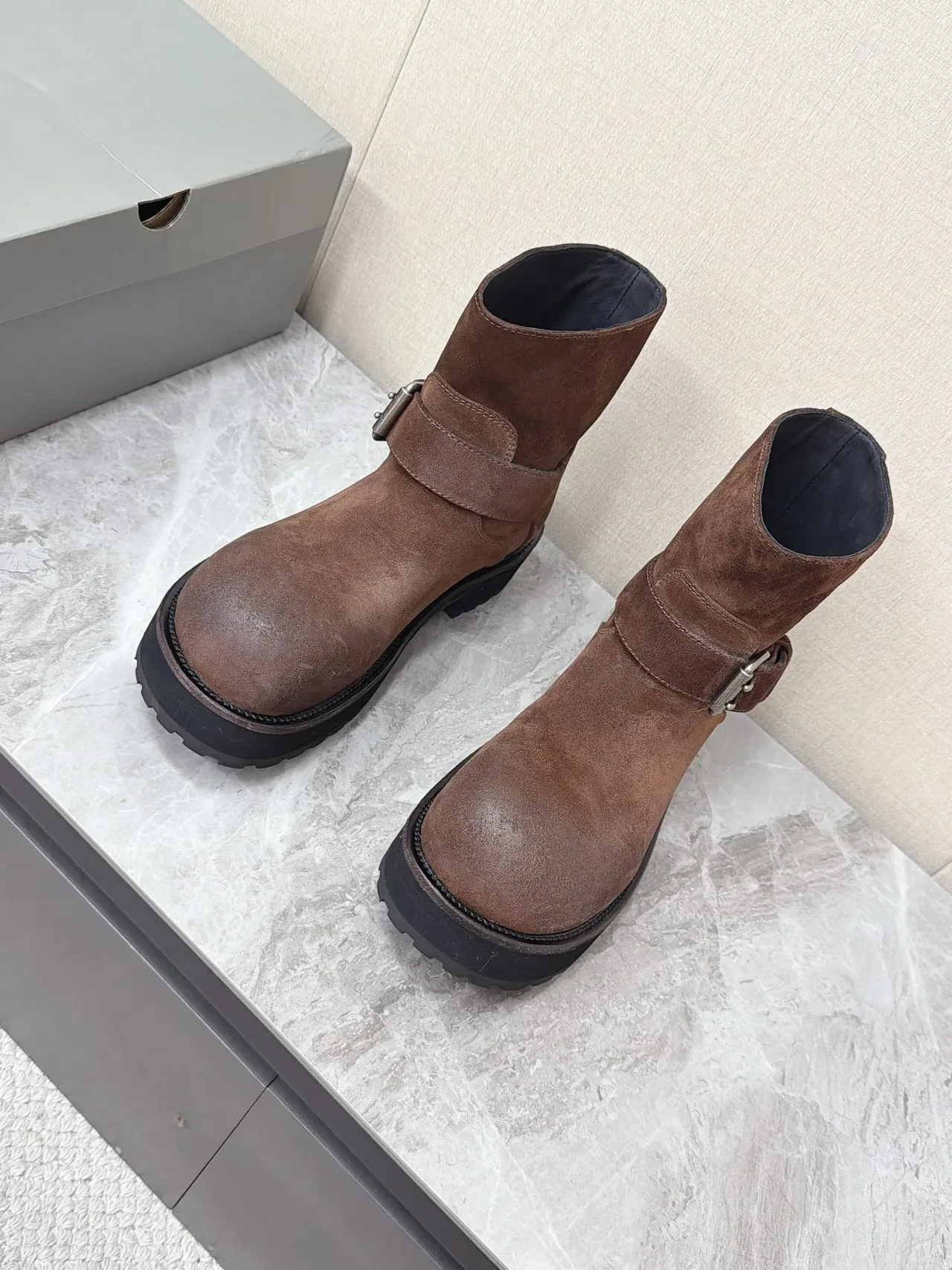 Balenciaga Le Cagole 棕色麂皮扣带踝靴 5