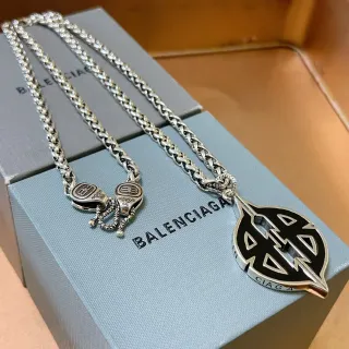 Balenciaga Logo Leaf 和 Double-B 坠饰项链