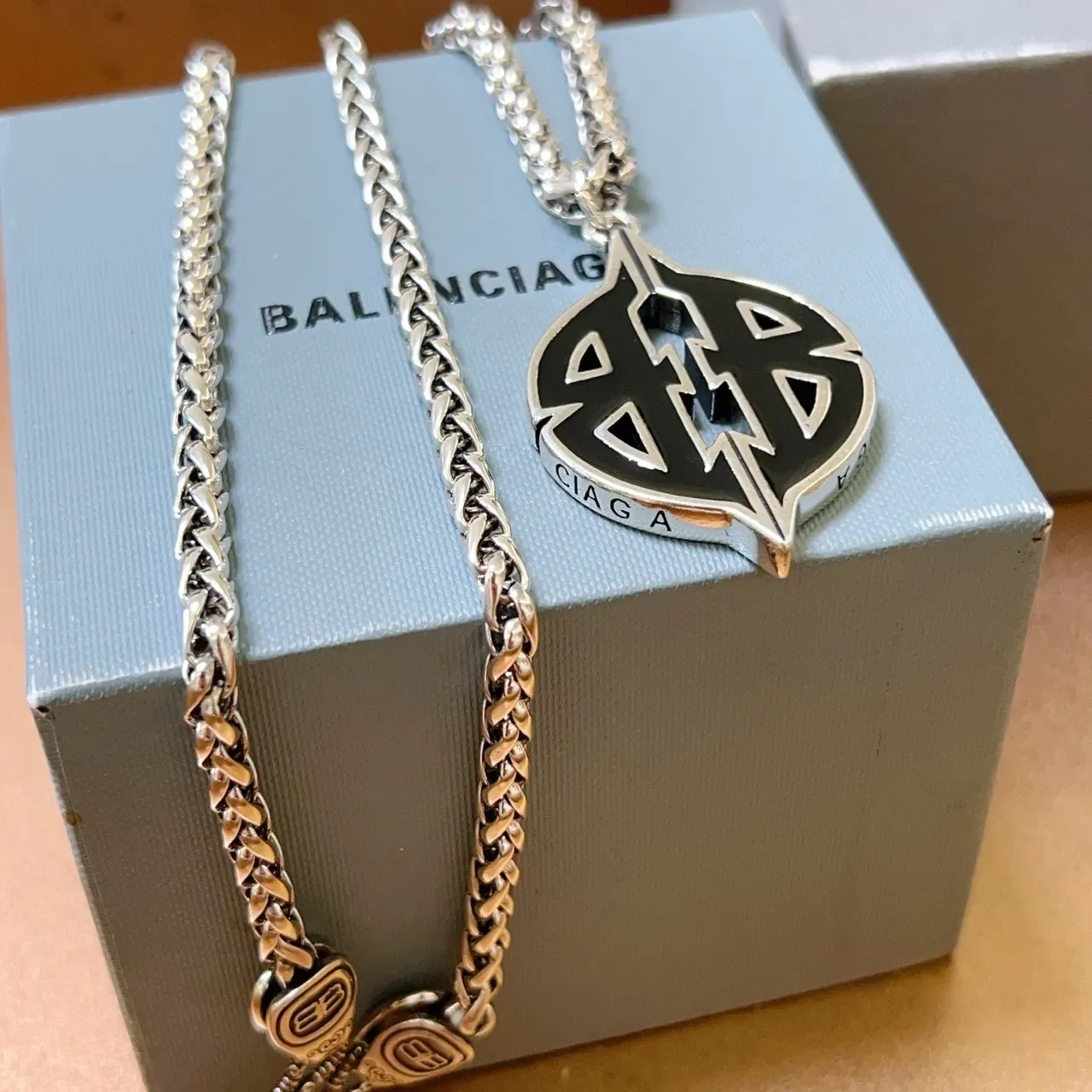 Balenciaga Logo Leaf 和 Double-B 坠饰项链 3