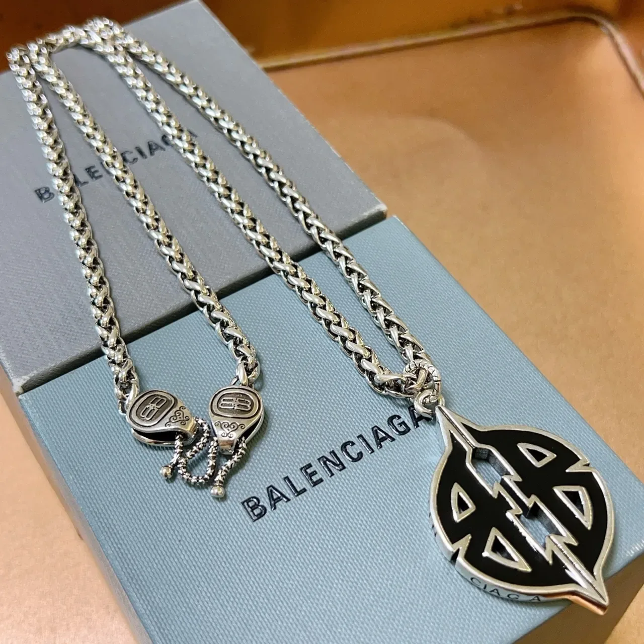 Balenciaga Logo Leaf 和 Double-B 坠饰项链 4