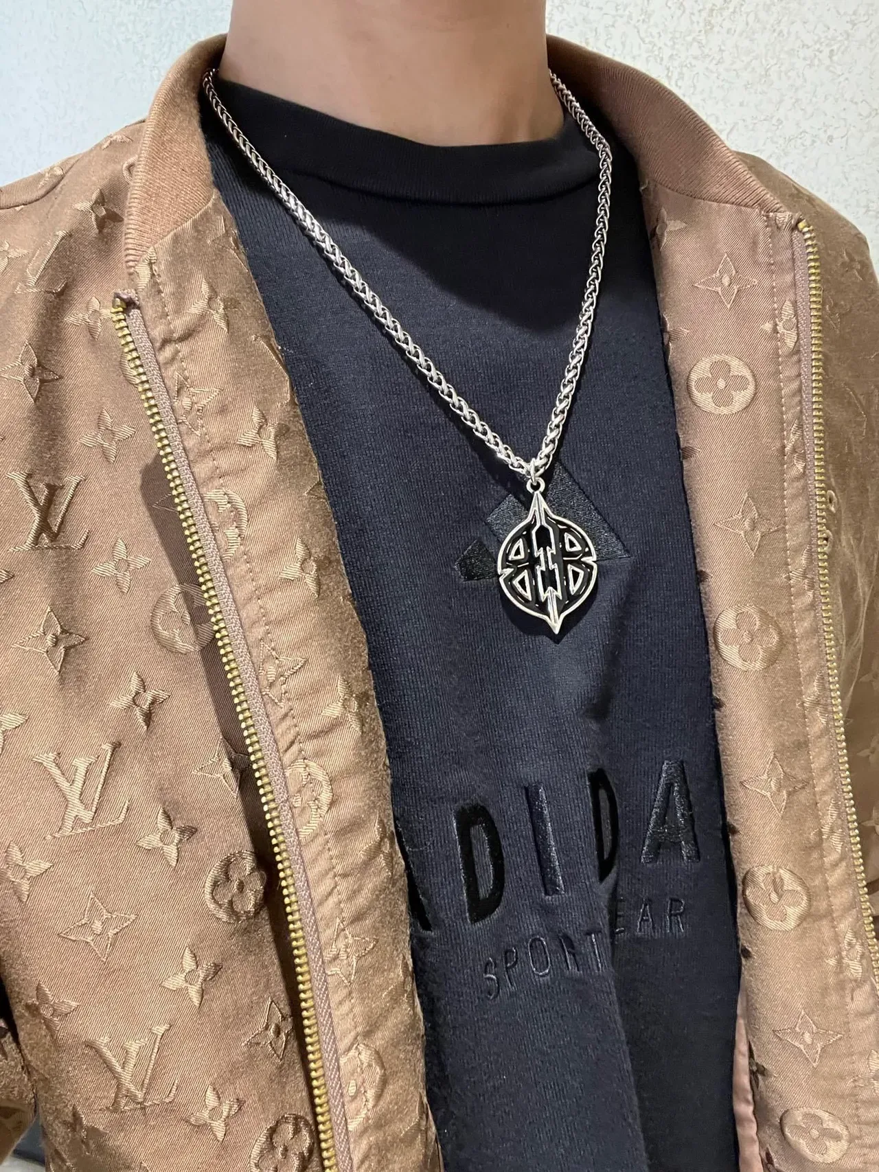 Balenciaga Logo Leaf 和 Double-B 坠饰项链 5