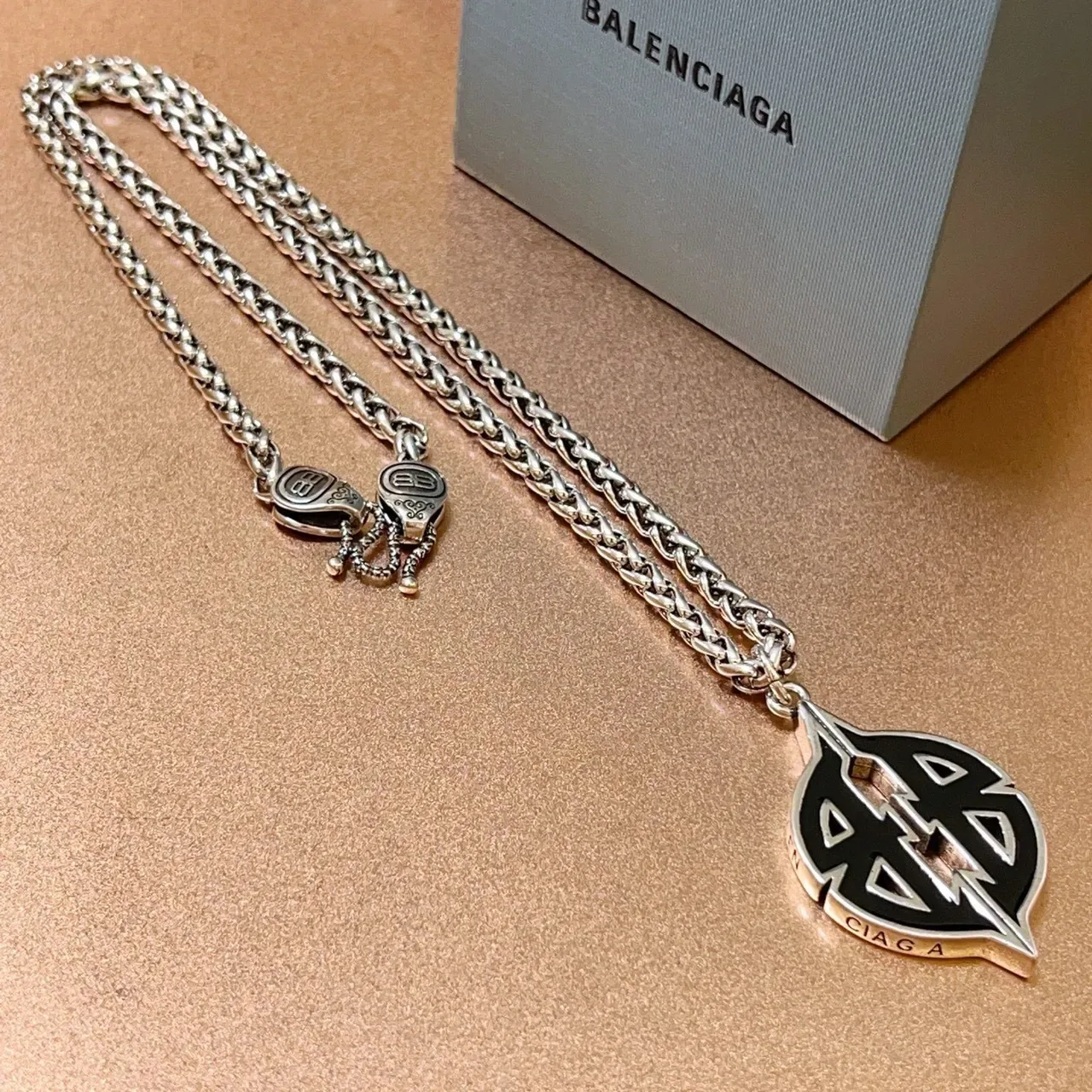 Balenciaga Logo Leaf 和 Double-B 坠饰项链 6