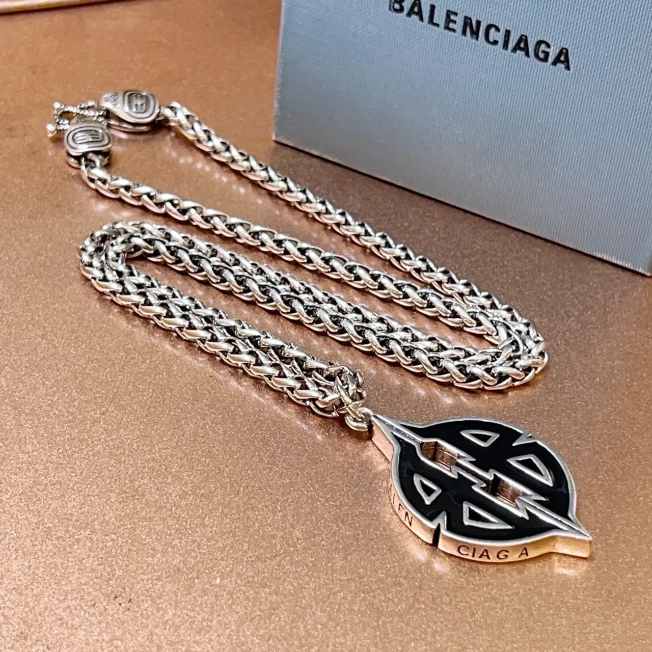 Balenciaga Logo Leaf 和 Double-B 坠饰项链 7