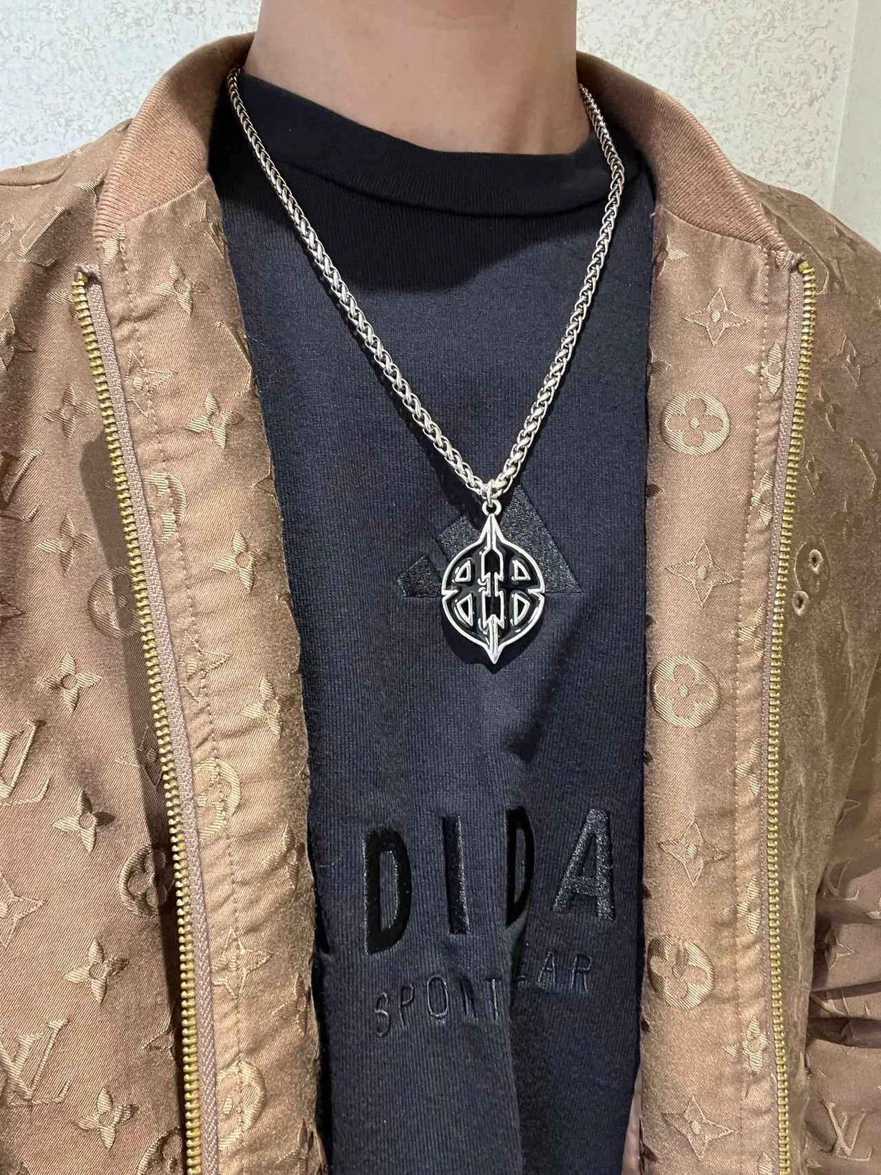 Balenciaga Logo Leaf 和 Double-B 坠饰项链 8