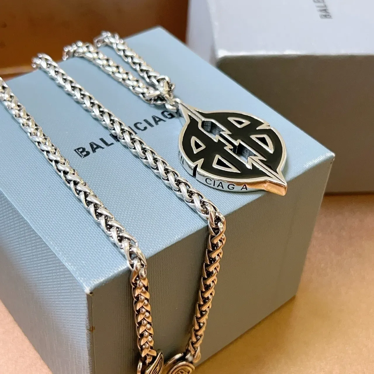 Balenciaga Logo Leaf 和 Double-B 坠饰项链 9