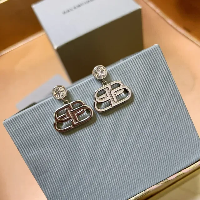 Aretes colgantes con motivo de logo Balenciaga incrustados con cristales 2