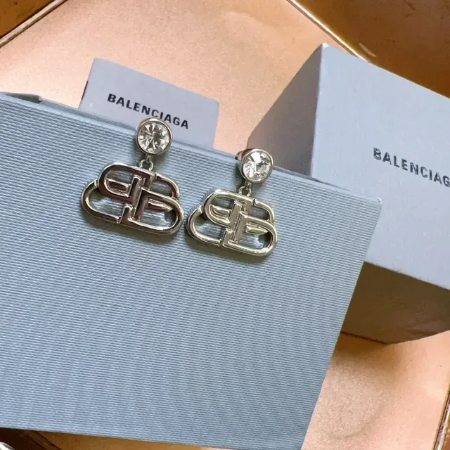 Aretes colgantes con motivo de logo Balenciaga incrustados con cristales 3