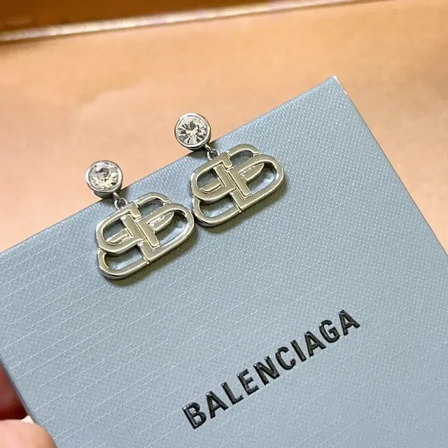Aretes colgantes con motivo de logo Balenciaga incrustados con cristales 4