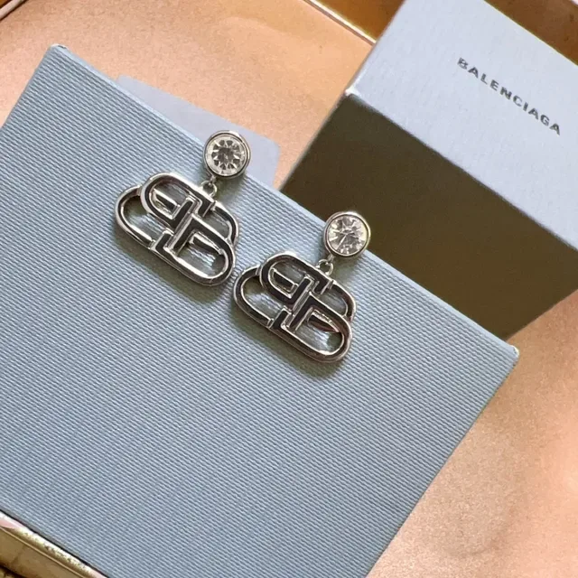 Aretes colgantes con motivo de logo Balenciaga incrustados con cristales 6
