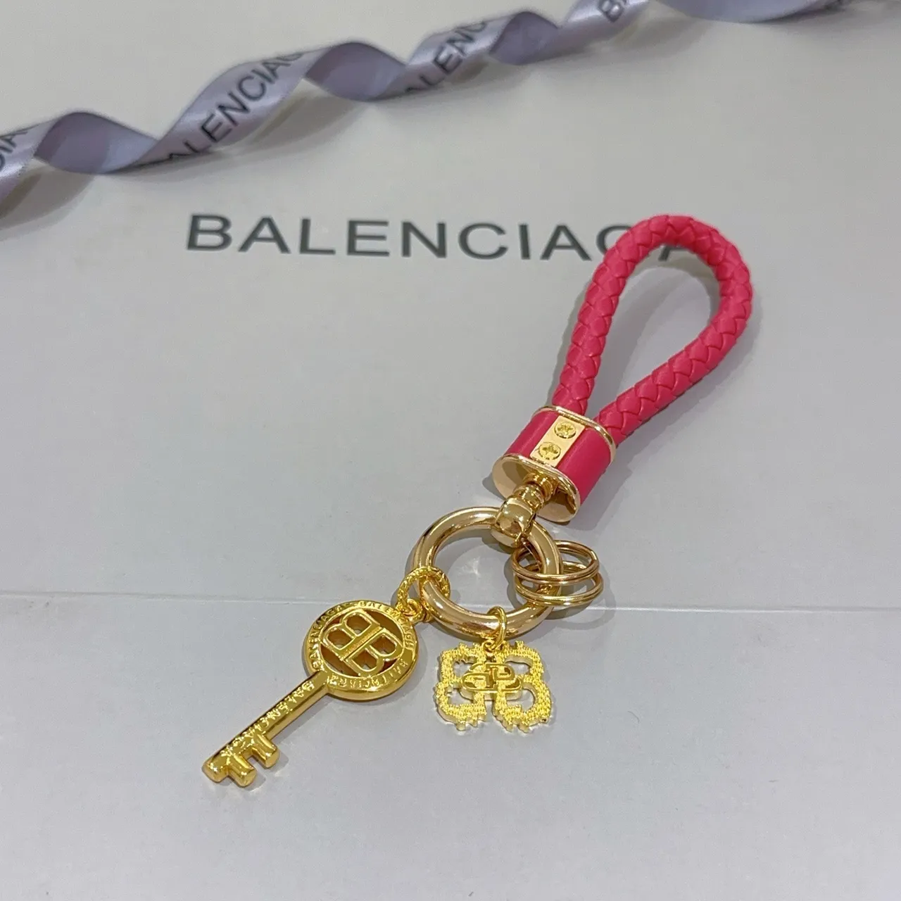 Balenciaga Porte-clés en Cuir Tressé Rose Doré Boucle BB Bijoux 2