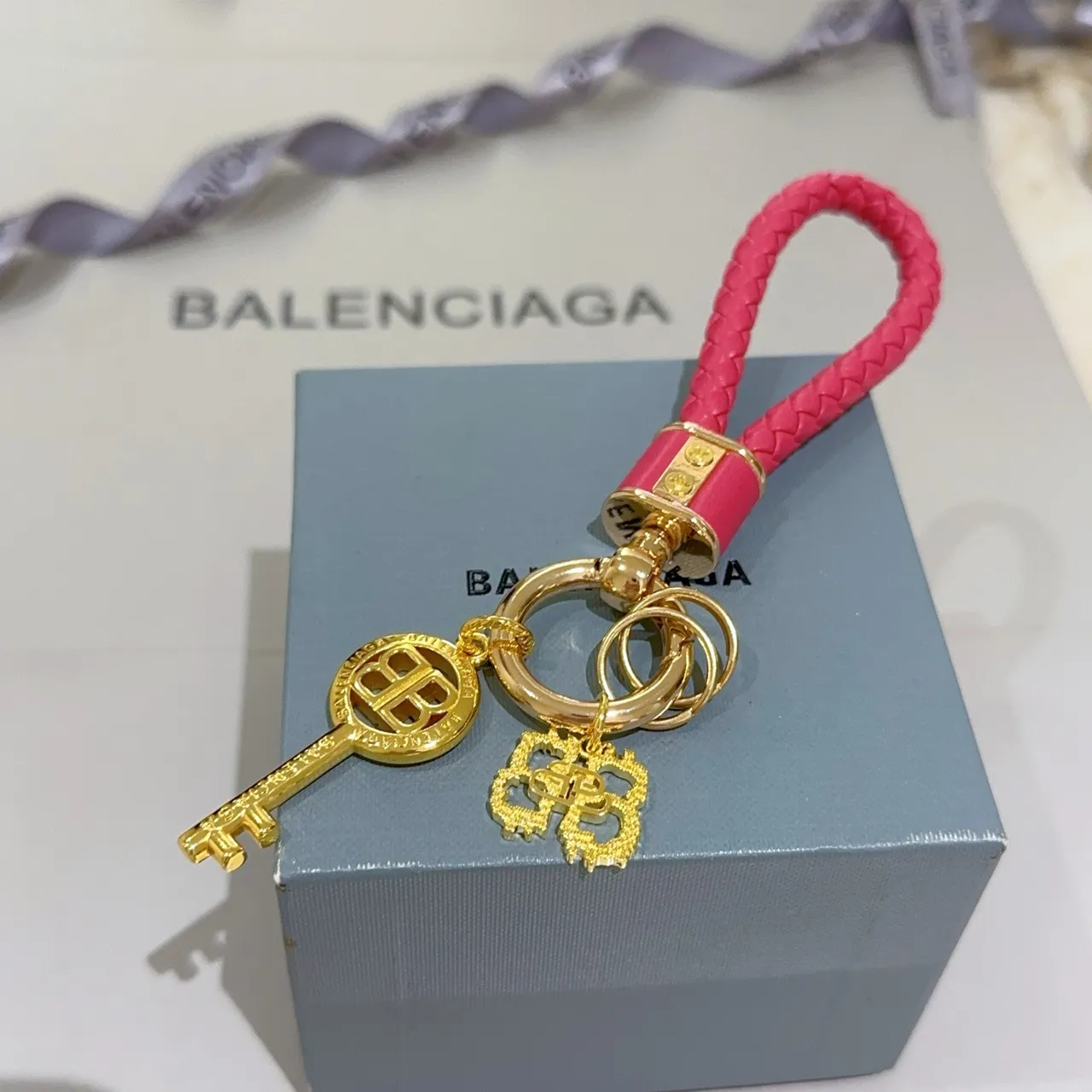 Balenciaga Porte-clés en Cuir Tressé Rose Doré Boucle BB Bijoux 3