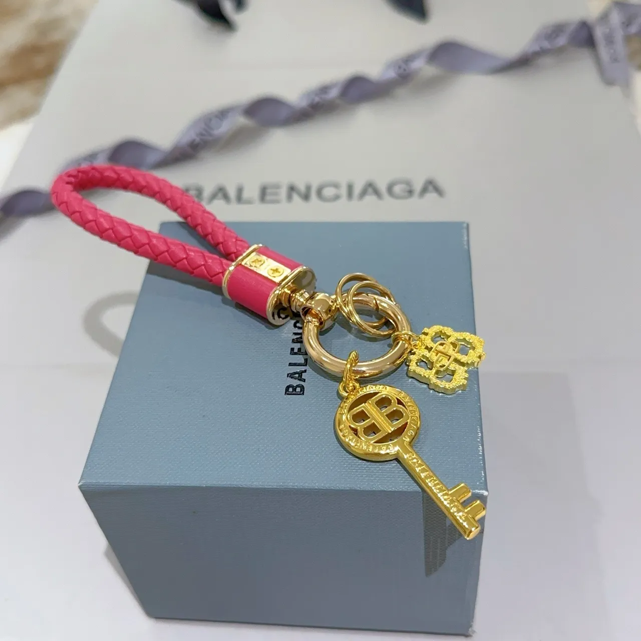 Balenciaga Porte-clés en Cuir Tressé Rose Doré Boucle BB Bijoux 4