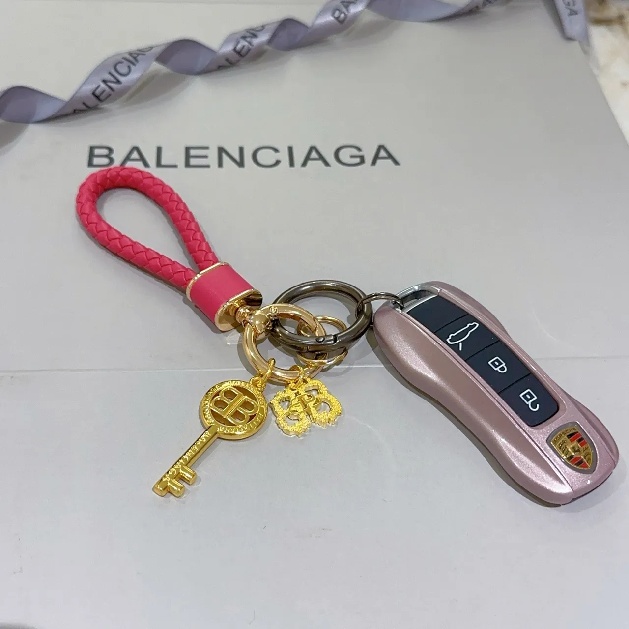 Balenciaga Porte-clés en Cuir Tressé Rose Doré Boucle BB Bijoux 5