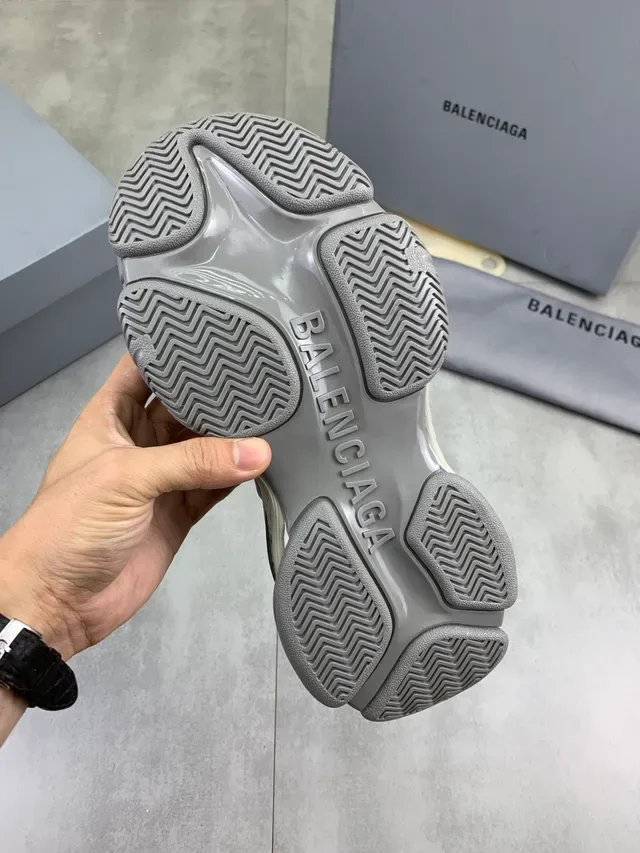 Balenciaga Triple S Tênis Cinza e Branco Chunky 2