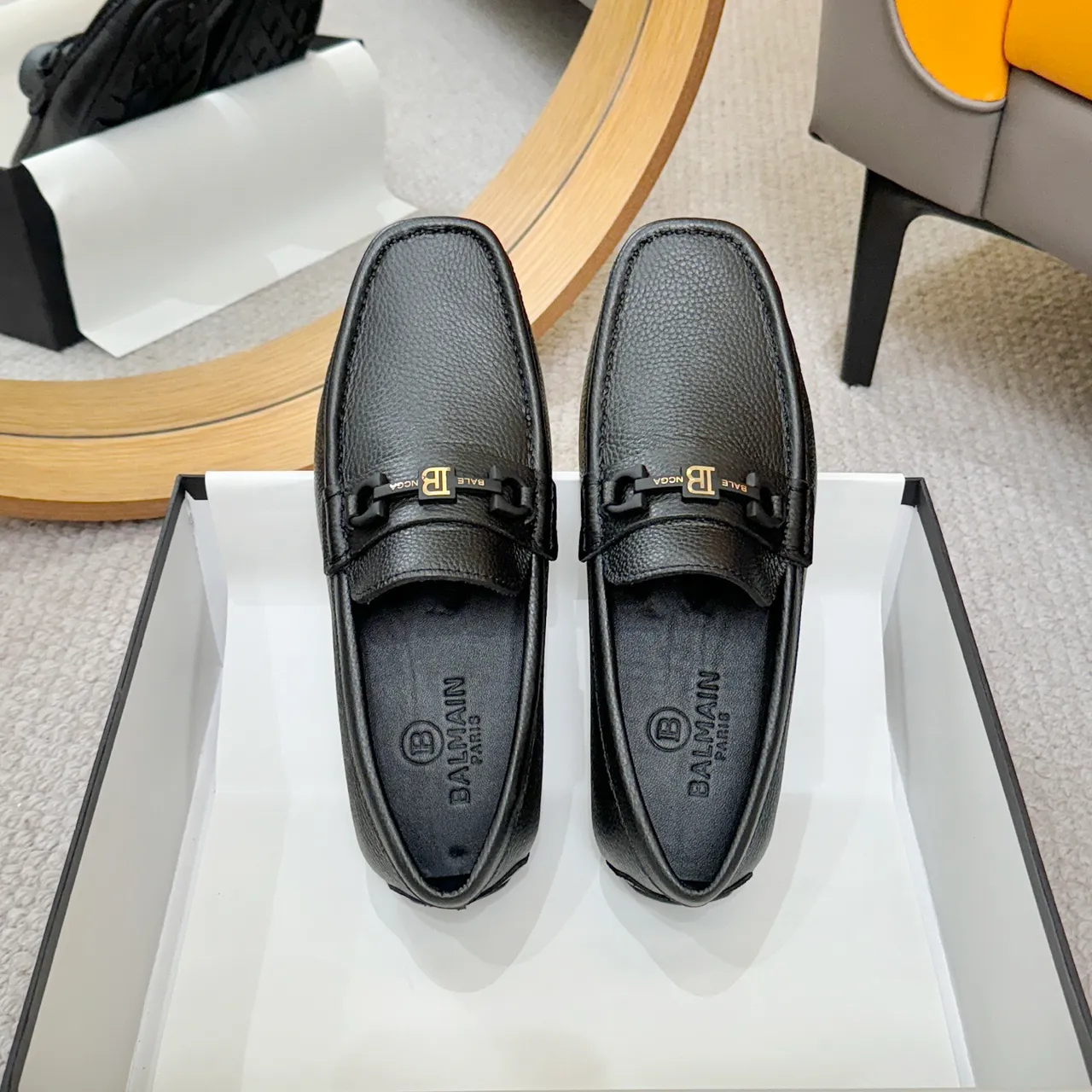 Balmain B-Court جلد مقشر أسود وذهبي بوكل معدني بحصان لافر 2